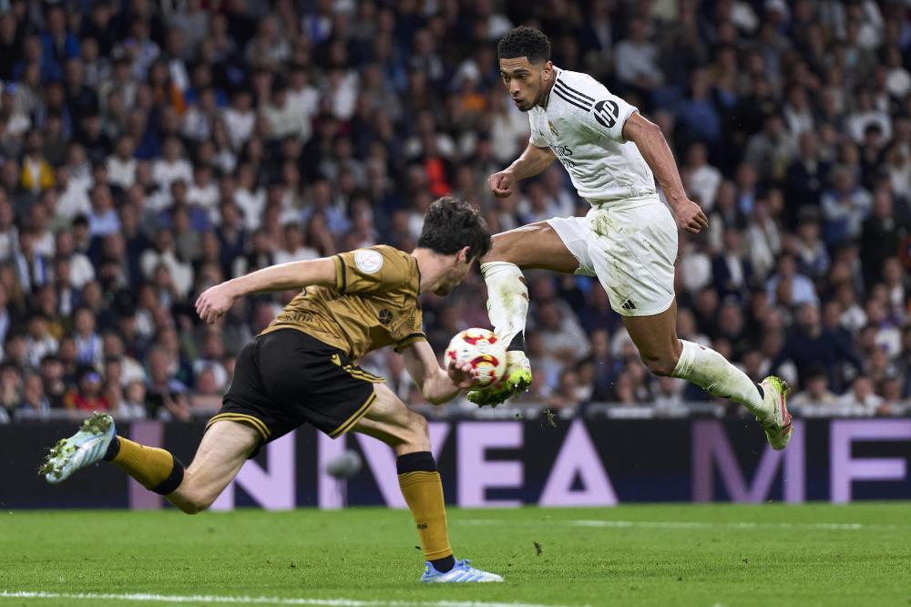 俄罗斯男子送马拉松选手特产，边跑边给武汉市民分特产：很多市民给我们送美食、可乐，还有无数的微笑.